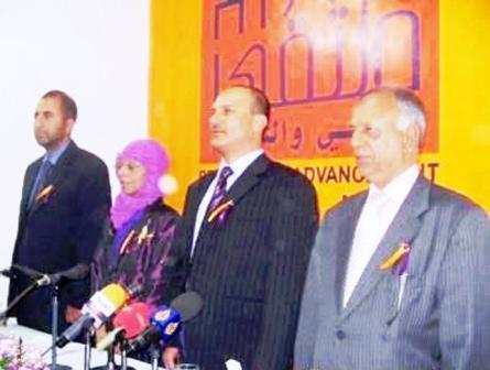 يحيى صالح (وسط) يترأس اجتماع الدورة الثانية لملتقى الرقي والتقدم أمس